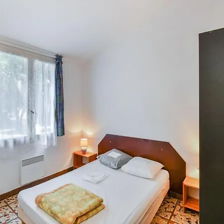 Vakantiehuis Elegant Holiday In Saint-savinien With Terrace Saint-Savinien