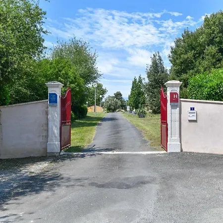 Vakantiehuis Elegant Holiday In Saint-savinien With Terrace *