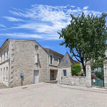 Vakantiehuis Elegant Holiday In Saint-savinien With Terrace